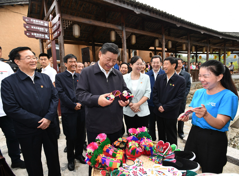 　　9月16日至18日，中共中央總書記、國家主席、中央軍委主席習近平在河南考察。這是16日下午，習近平在信陽市新縣田鋪鄉(xiāng)田鋪大塆考察調(diào)研。 新華社記者 謝環(huán)馳 攝