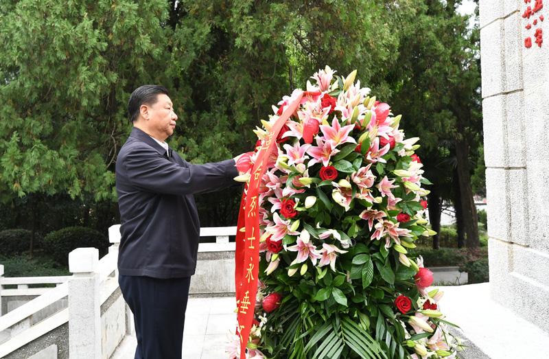 　　9月16日至18日，中共中央總書記、國家主席、中央軍委主席習近平在河南考察。這是16日下午，習近平來到位于信陽市新縣的鄂豫皖蘇區(qū)首府烈士陵園，瞻仰革命烈士紀念碑，向革命先烈敬獻花籃。 新華社記者 謝環(huán)馳 攝