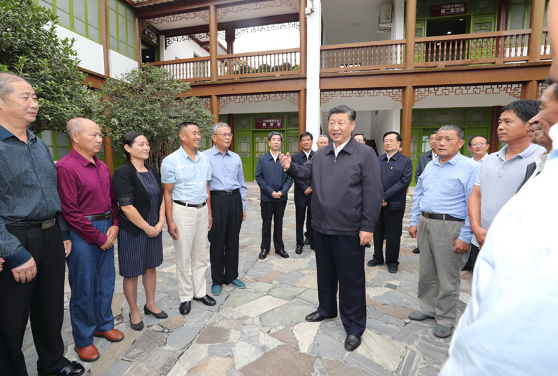 　　9月16日至18日，中共中央總書記、國家主席、中央軍委主席習近平在河南考察。這是16日下午，習近平在位于信陽市新縣的鄂豫皖蘇區(qū)首府革命博物館，同當?shù)丶t軍后代、革命烈士家屬代表親切交談。 新華社記者 鞠鵬 攝