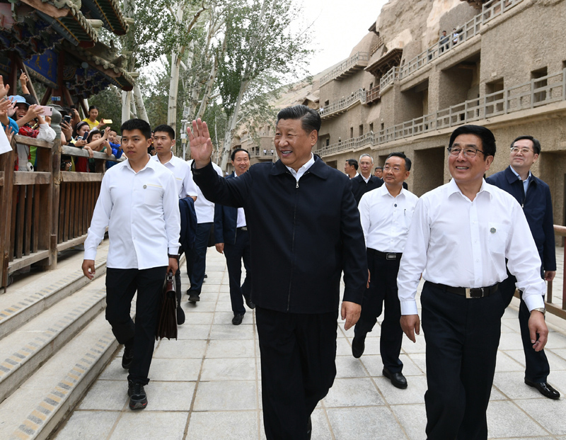 8月19日至22日，中共中央總書記、國家主席、中央軍委主席習近平在甘肅考察。這是19日下午，習近平在敦煌莫高窟考察調(diào)研時，向正在參觀的游客親切招手致意。