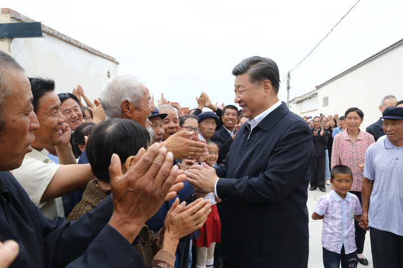 8月19日至22日，中共中央總書記、國家主席、中央軍委主席習近平在甘肅考察。這是21日上午，習近平在武威市古浪縣黃花灘生態(tài)移民區(qū)富民新村同村民親切交談。