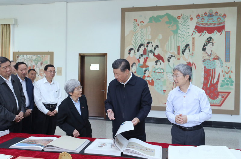 8月19日至22日，中共中央總書記、國家主席、中央軍委主席習近平在甘肅考察。這是19日下午，習近平在敦煌研究院察看珍藏文物和學術(shù)成果展示，了解文物保護和研究、弘揚優(yōu)秀歷史文化情況。
