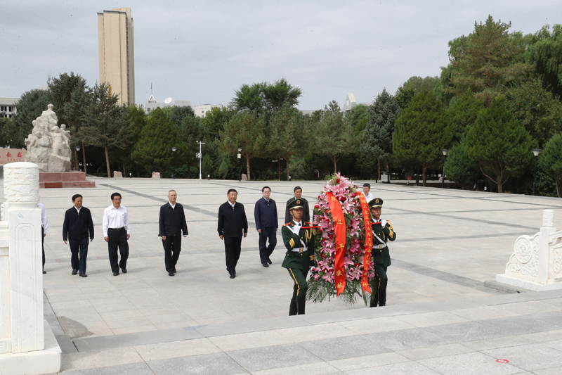 8月19日至22日，中共中央總書記、國家主席、中央軍委主席習近平在甘肅考察。這是20日上午，習近平來到張掖市高臺縣，瞻仰中國工農(nóng)紅軍西路軍紀念碑，向革命先烈敬獻花籃。