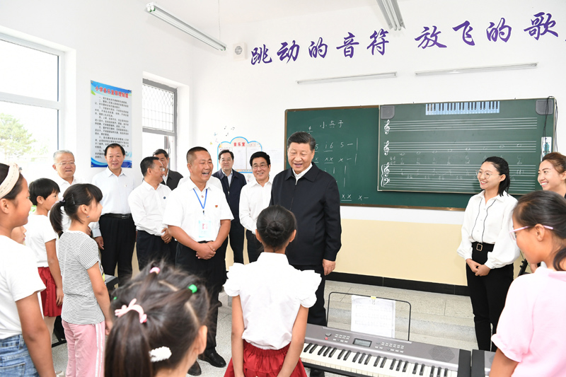 8月19日至22日，中共中央總書記、國家主席、中央軍委主席習近平在甘肅考察。這是21日上午，習近平在武威市古浪縣黃花灘生態(tài)移民區(qū)富民新村富民小學的音樂教室，認真觀看正在進行的音樂課教學。