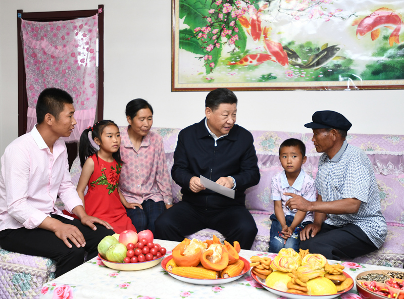 8月19日至22日，中共中央總書記、國家主席、中央軍委主席習近平在甘肅考察。這是21日上午，習近平在武威市古浪縣黃花灘生態(tài)移民區(qū)富民新村村民李應(yīng)川家，同李應(yīng)川一家拉家常。