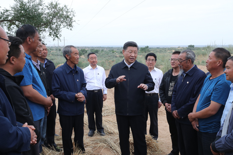 8月19日至22日，中共中央總書記、國家主席、中央軍委主席習近平在甘肅考察。這是21日上午，習近平在武威市古浪縣八步沙林場同“六老漢”代表及林場職工親切交談。