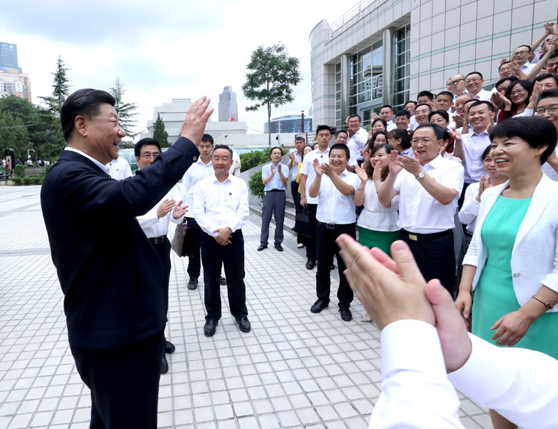 8月19日至22日，中共中央總書記、國家主席、中央軍委主席習近平在甘肅考察。這是21日下午，習近平在讀者出版集團有限公司同工作人員親切交談。