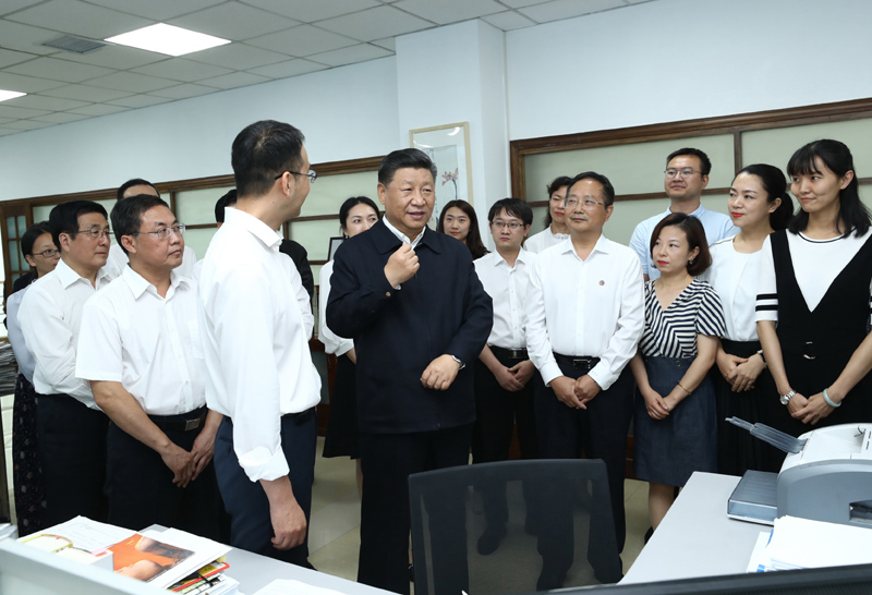 8月19日至22日，中共中央總書記、國家主席、中央軍委主席習近平在甘肅考察。這是21日下午，習近平在《讀者》編輯部同工作人員交流，勉勵他們?yōu)槿嗣裉峁└鄡?yōu)秀精神食糧。