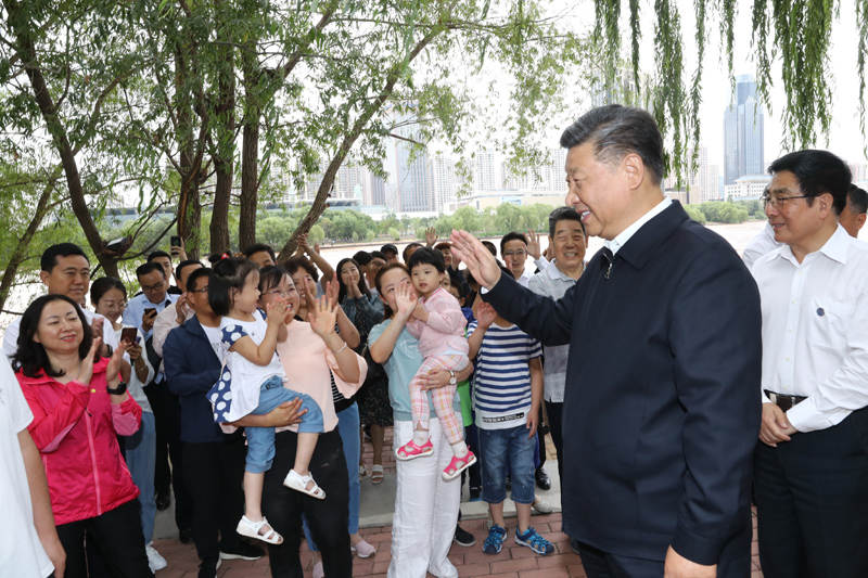 8月19日至22日，中共中央總書記、國家主席、中央軍委主席習近平在甘肅考察。這是21日下午，習近平在蘭州市黃河治理蘭鐵泵站項目點同正在休閑的群眾親切交談。