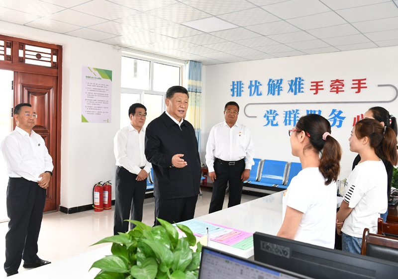 8月19日至22日，中共中央總書記、國家主席、中央軍委主席習近平在甘肅考察。這是21日上午，習近平在武威市古浪縣黃花灘生態(tài)移民區(qū)富民新村黨群服務(wù)中心考察。